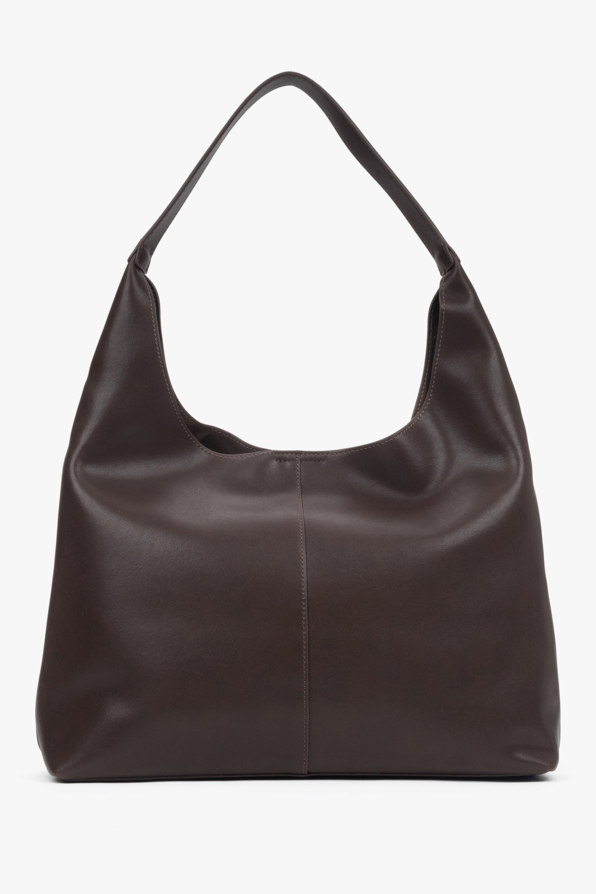 Frontale Ansicht der dunkelbraunen Shopper-Tasche, die die weiche Silhouette und die markante vertikale Ziernaht in der Mitte zeigt