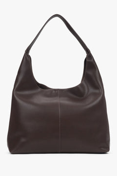 Frontale Ansicht der dunkelbraunen Shopper-Tasche, die die weiche Silhouette und die markante vertikale Ziernaht in der Mitte zeigt