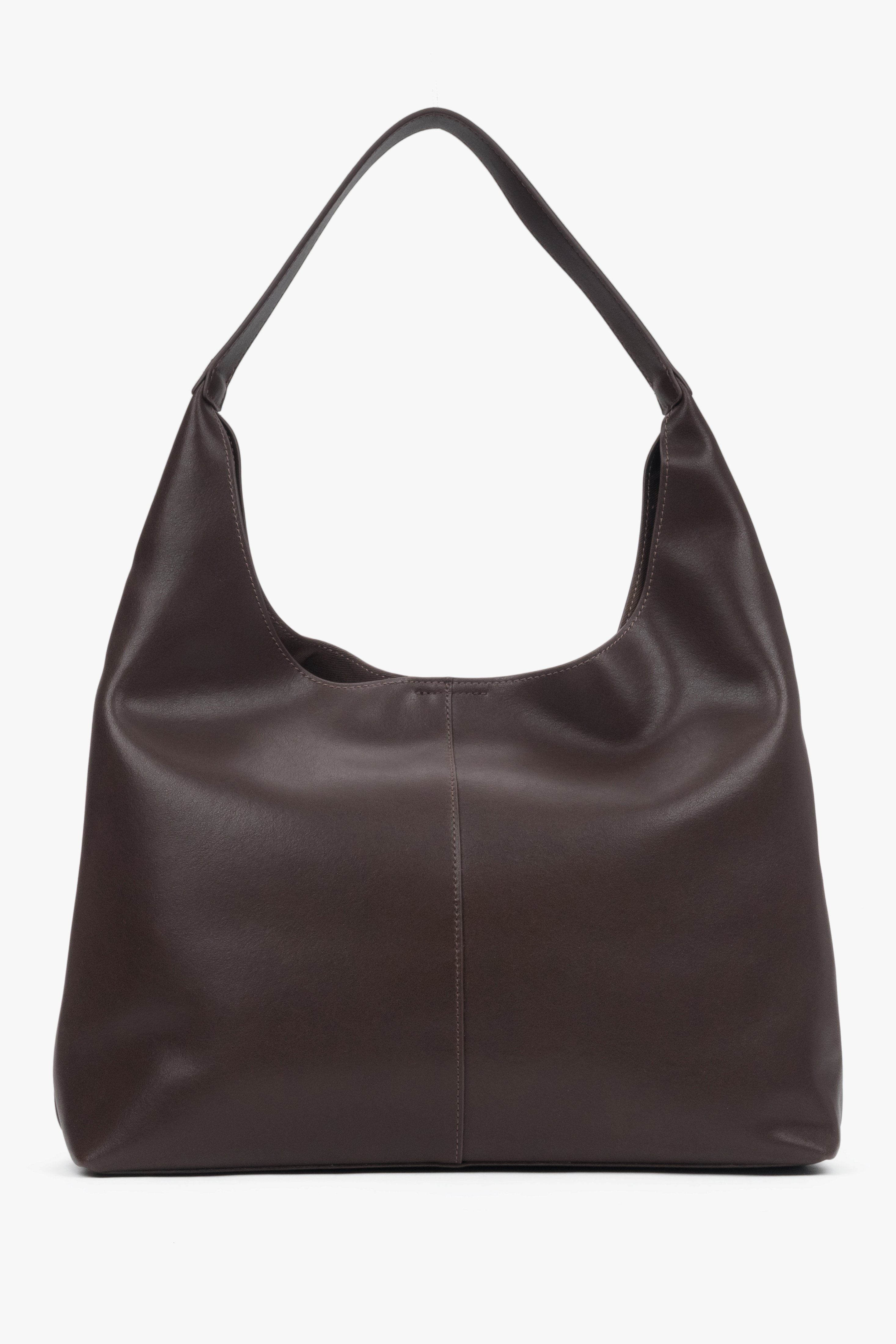 Frontale Ansicht der dunkelbraunen Shopper-Tasche, die die weiche Silhouette und die markante vertikale Ziernaht in der Mitte zeigt