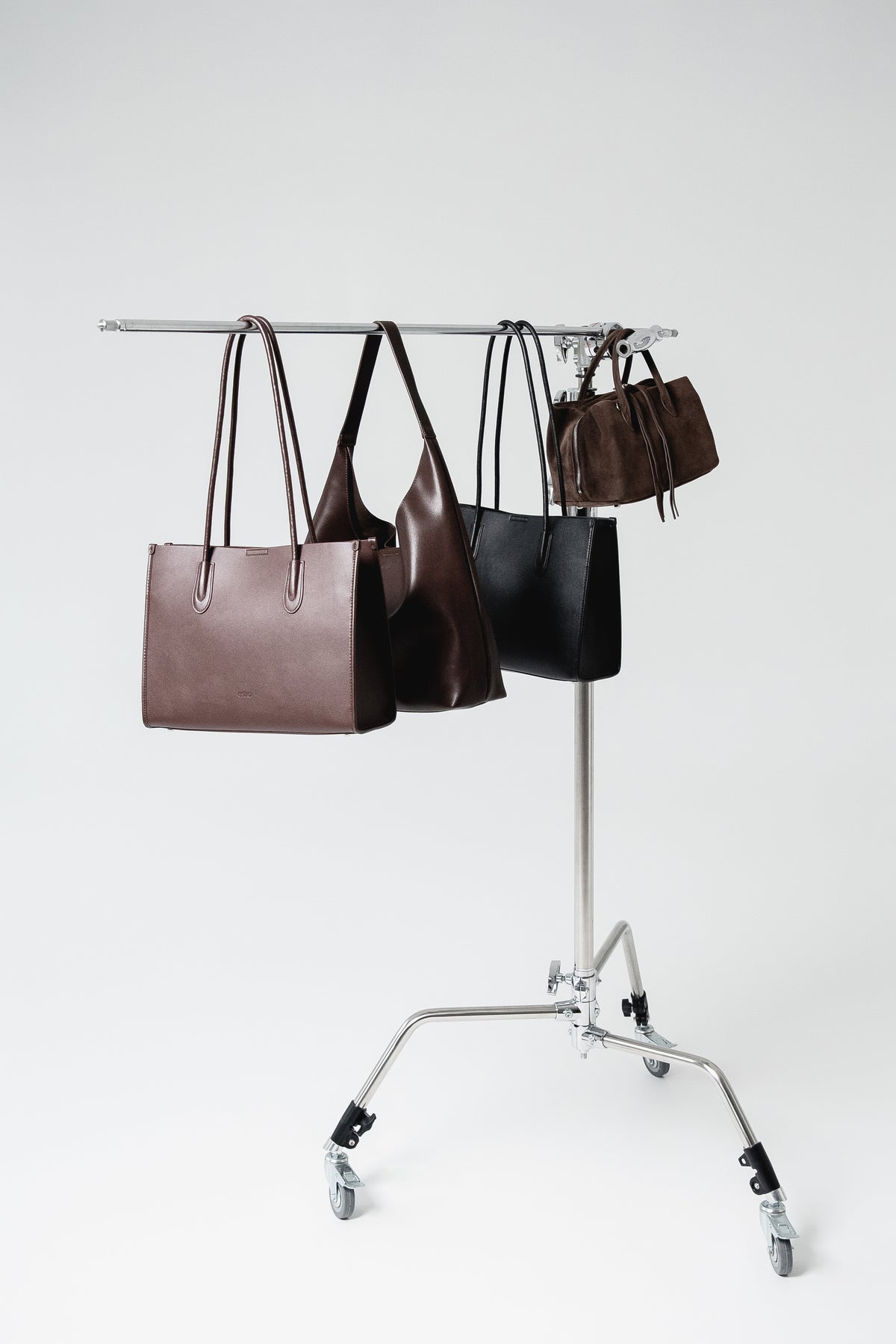 Größenvergleich verschiedener brauner Damen-Ledertaschen nebeneinander