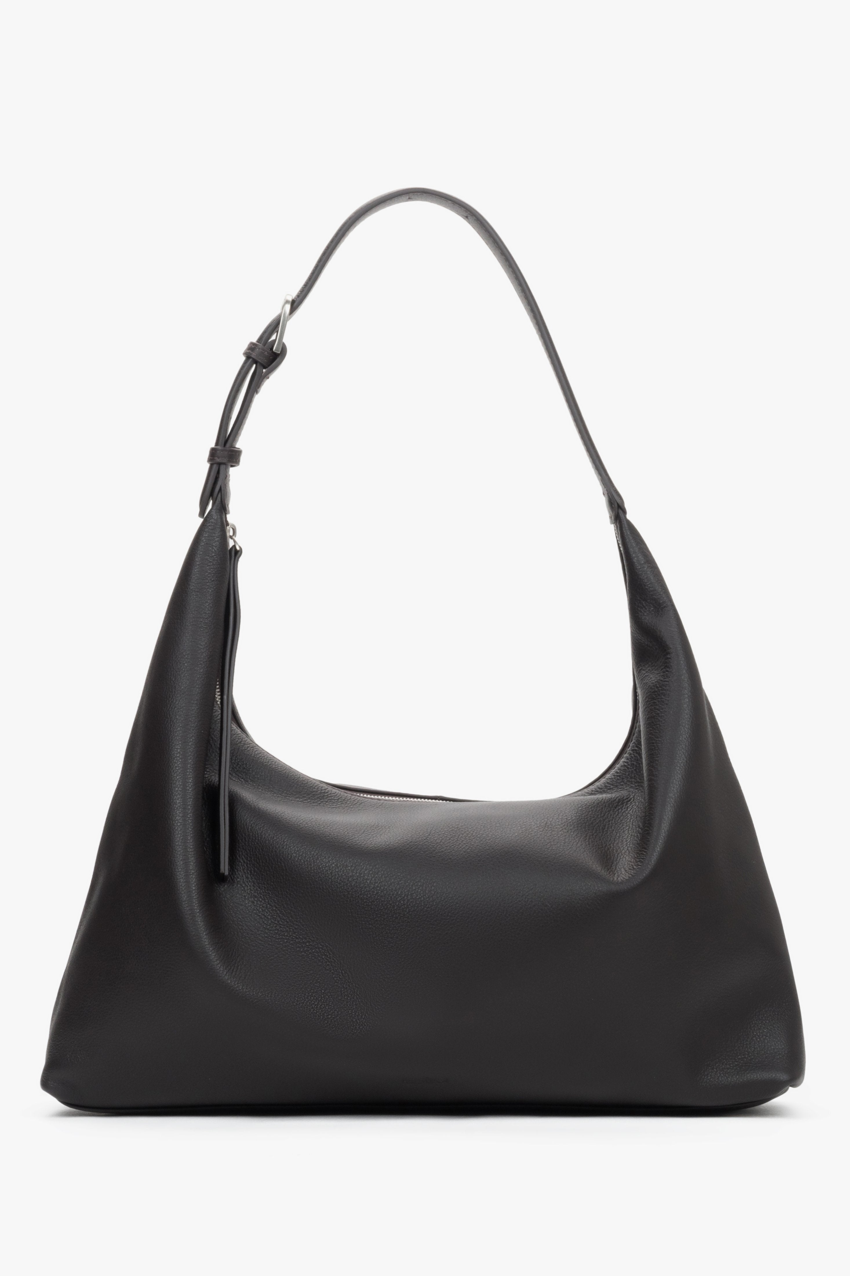 Frontalansicht der geräumigen dunkelbraunen Damen-Shopper aus echtem Leder.
