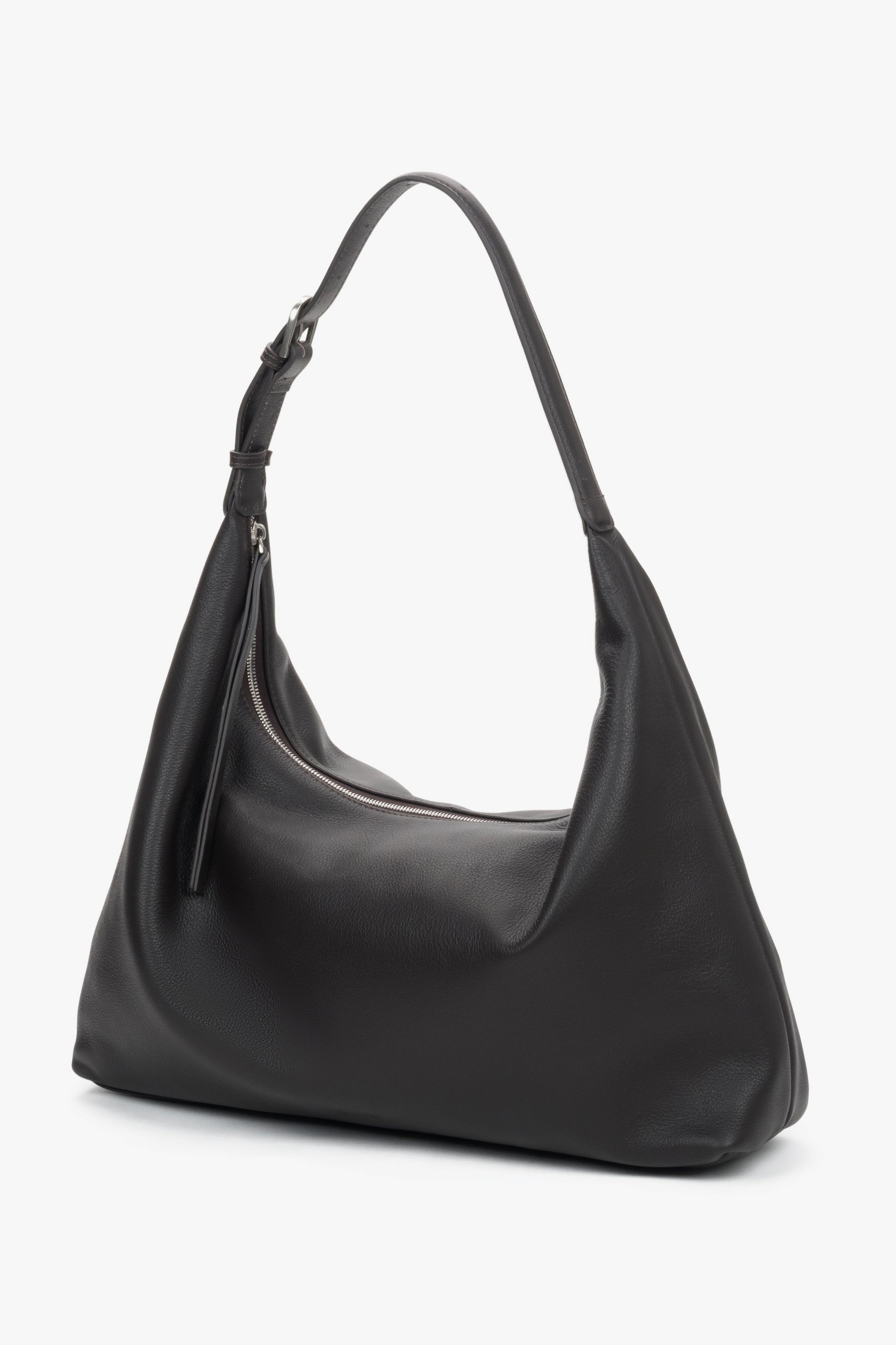 Seitenansicht der dunkelbraunen Damen-Shopper mit verstellbarem Schulterriemen.