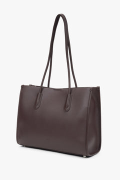Schrägansicht der dunkelbraunen Leder-Shopper-Tasche, die das minimalistische Design und das geschmeidige Material betont 