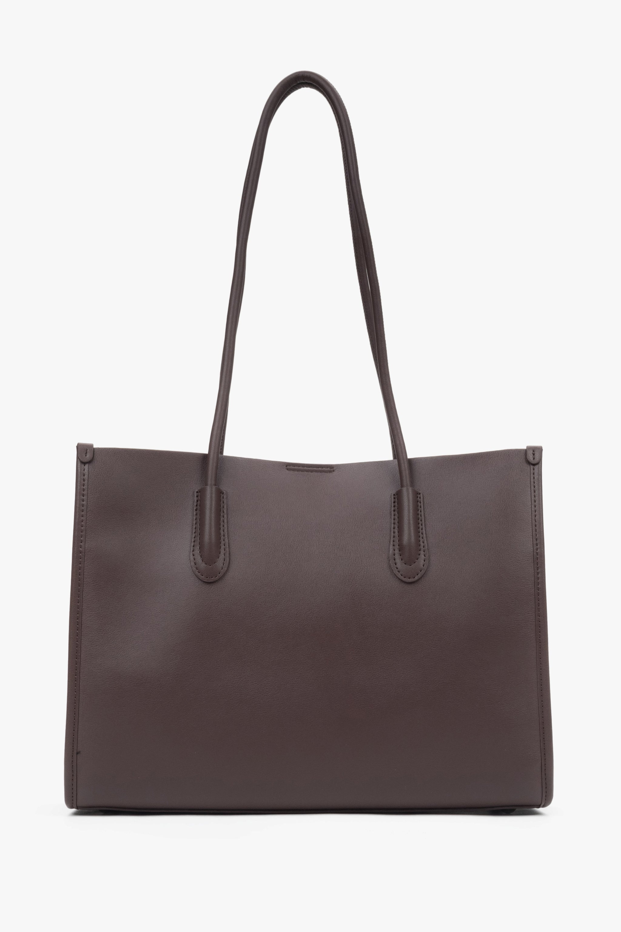 Direkte Frontansicht der Tasche mit Fokus auf die glatte Ledertextur und die stabile Geometrie 