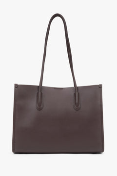 Direkte Frontansicht der Tasche mit Fokus auf die glatte Ledertextur und die stabile Geometrie 
