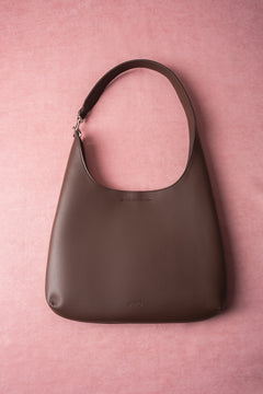 Frontansicht der dunkelbraunen Damen Shopper Tasche aus glattem Echtleder vor hellem Hintergrund.