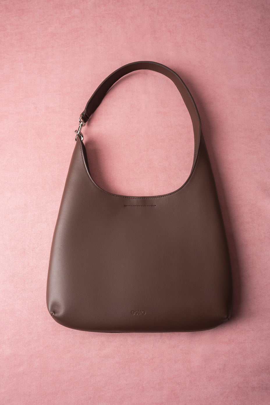 Frontansicht der dunkelbraunen Damen Shopper Tasche aus glattem Echtleder vor hellem Hintergrund.