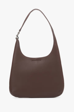 Seitenansicht der dunkelbraunen Ledertasche zur Darstellung der flachen Form und Riemenbefestigung.