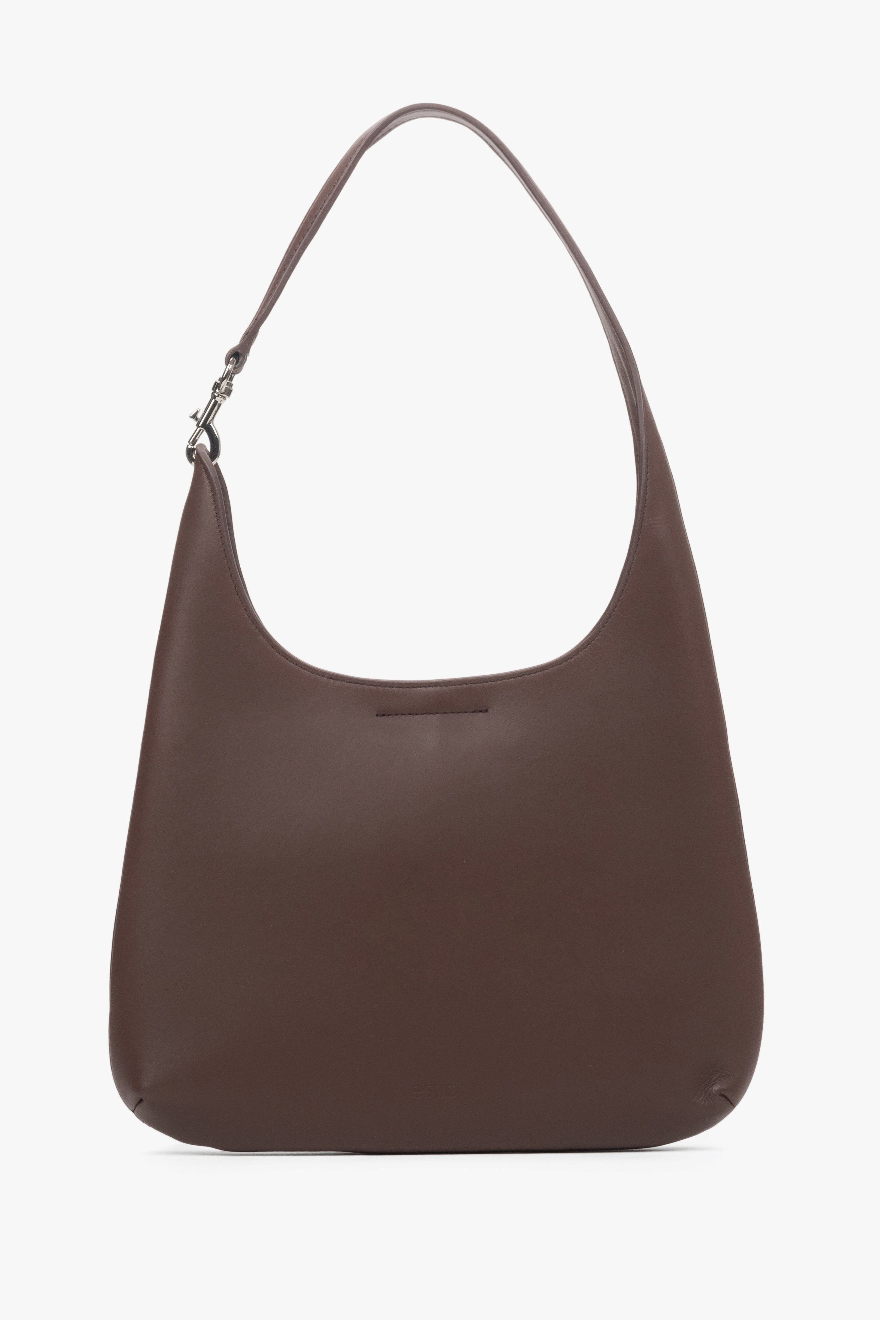 Seitenansicht der dunkelbraunen Ledertasche zur Darstellung der flachen Form und Riemenbefestigung.
