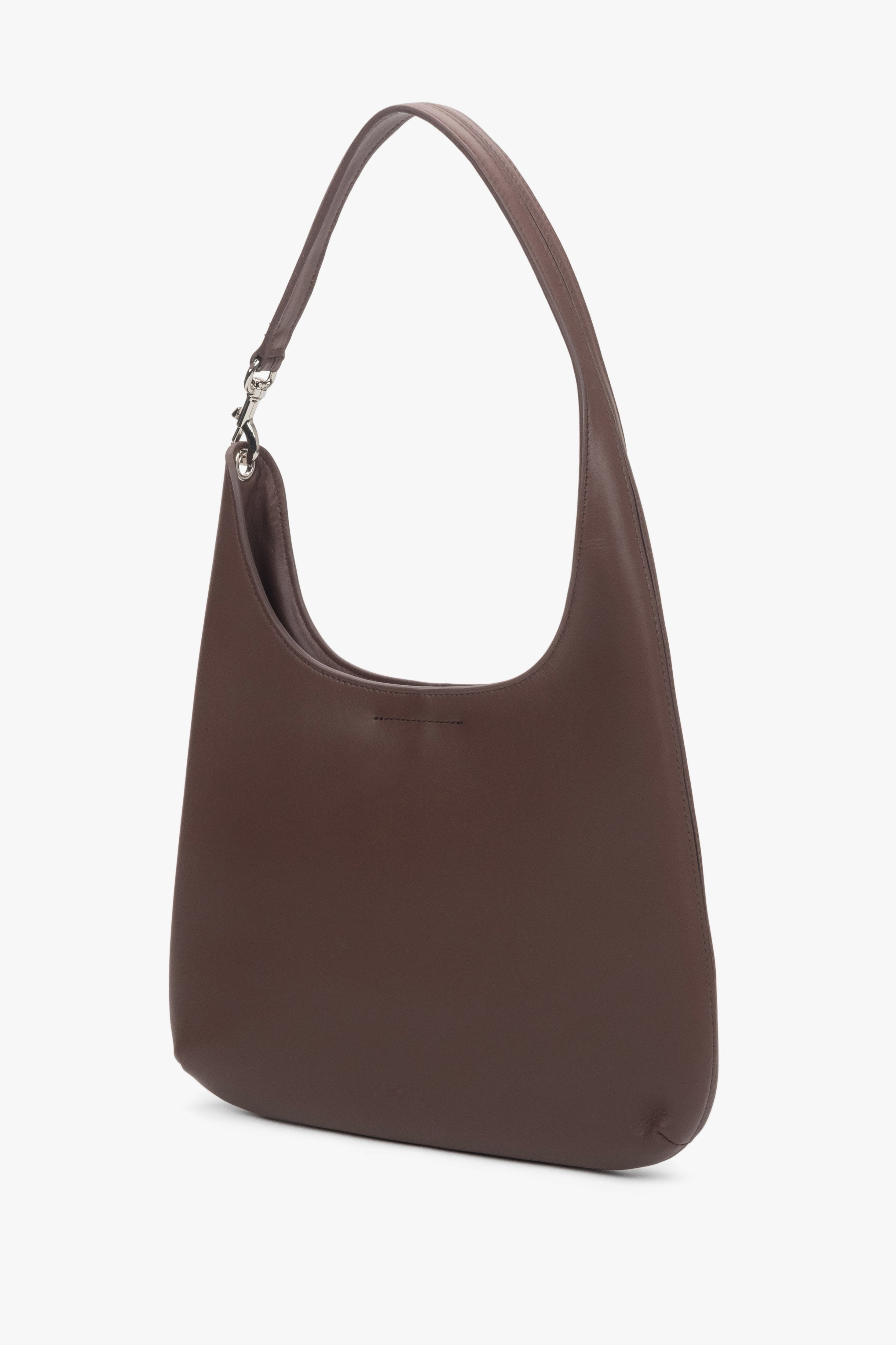 Schräge Ansicht der dunkelbraunen Ledertasche zur Darstellung der flachen Form und Riemenbefestigung.