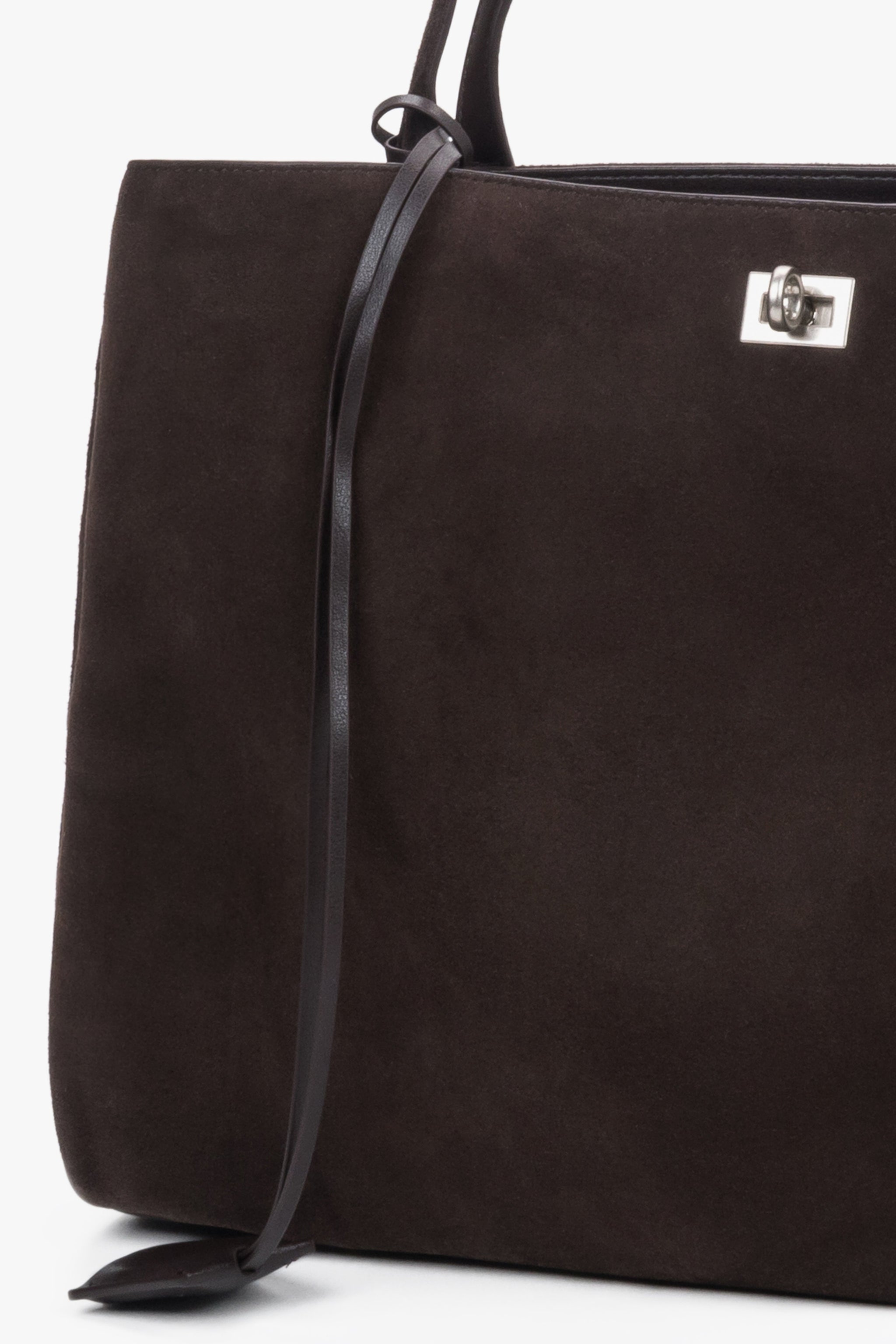 Detailansicht der dunkelbraunen Damen-Shopper-Tasche aus natürlichem Veloursleder