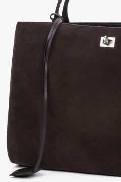 Detailansicht der dunkelbraunen Damen-Shopper-Tasche aus natürlichem Veloursleder