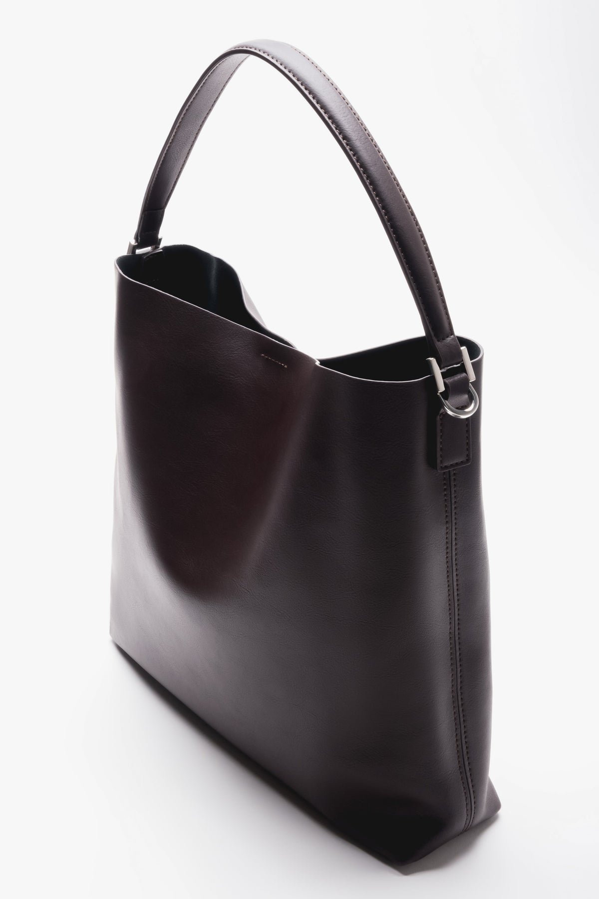 Schräge Seitenansicht der dunkelbraunen Damen-Shopper-Tasche aus Glattleder mit kurzem Henkel