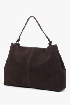 Schräge Ansicht der dunkelbraunen Damen-Shopper-Tasche aus samtigem Naturvelours mit Tragehenkeln.