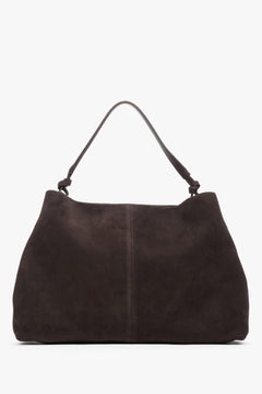 Frontalansicht der eleganten dunkelbraunen Veloursledertasche von Estro.