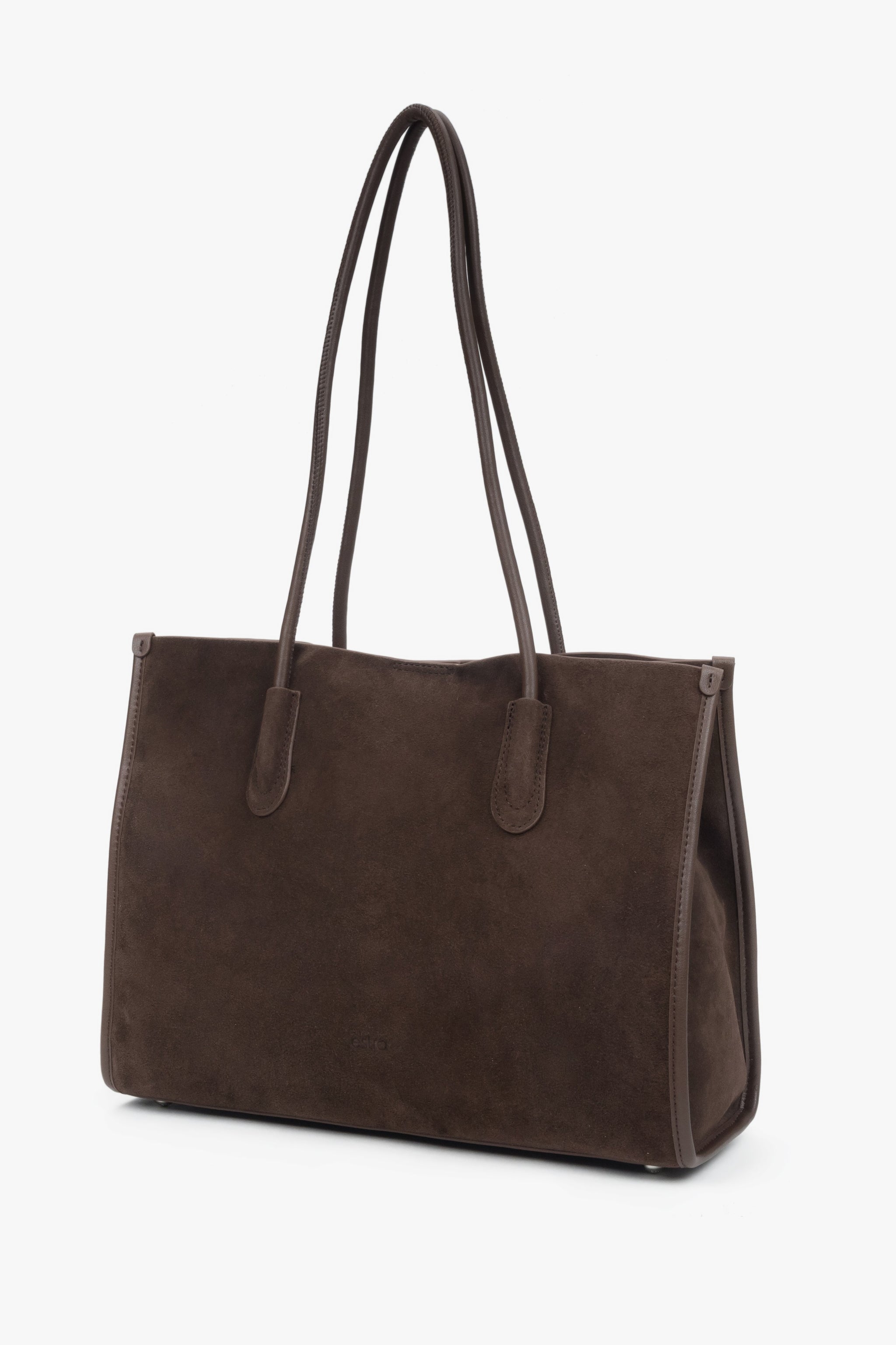 Schrägansicht der dunkelbraunen Velours-Shopper-Tasche, die das minimalistische Design und die matte Textur betont 