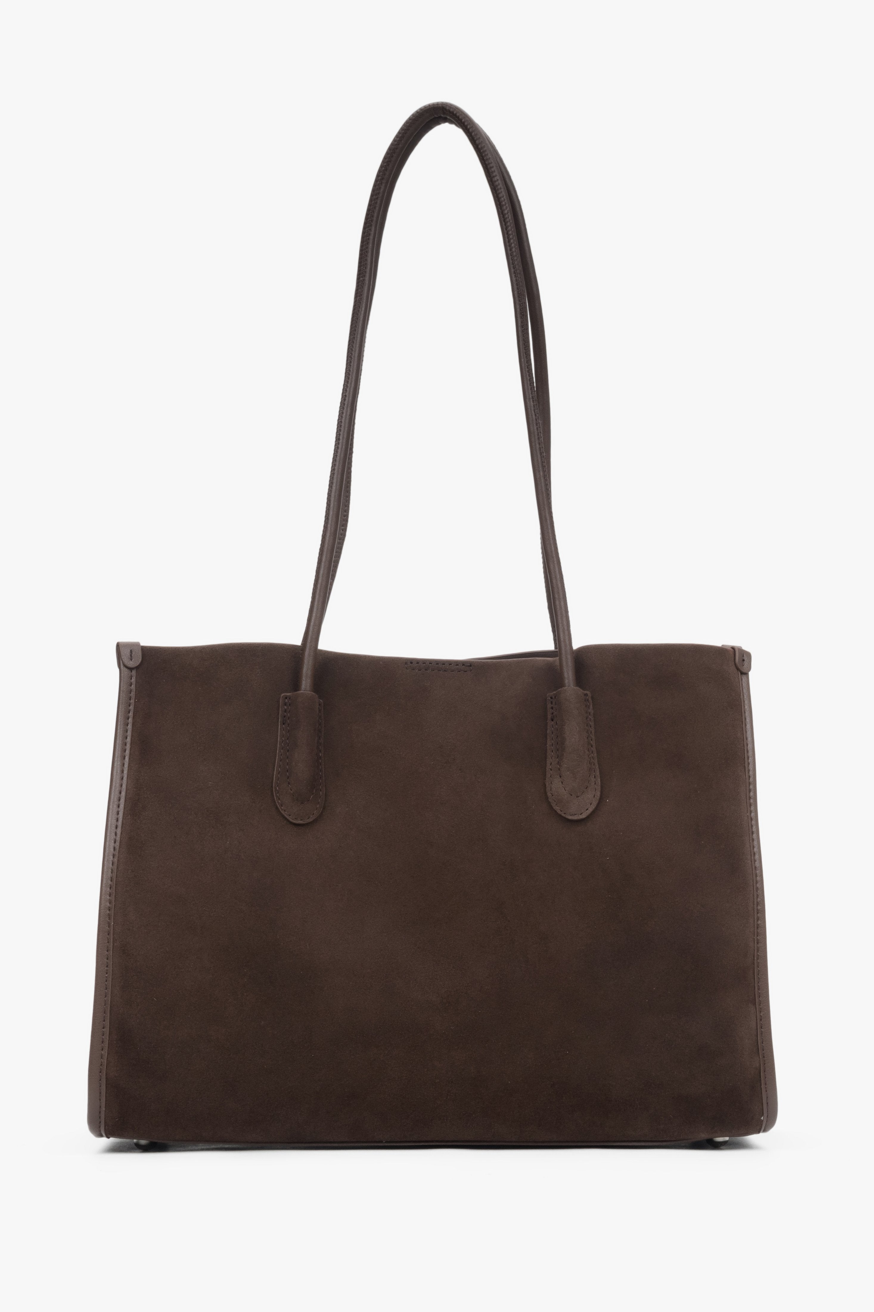 Direkte Frontansicht der Tasche mit Fokus auf das edle Naturvelours und die verstärkten Schulterriemen 