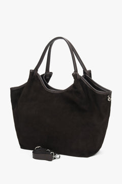 Schrägansicht der Shopper-Tasche mit montiertem langen Riemen für die Crossbody-Trageweise