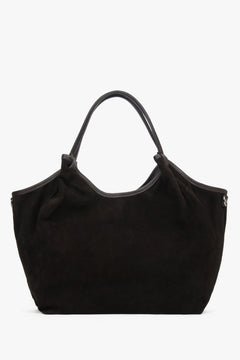 Alternative Frontansicht der edlen braunen Velours-Tasche zur Veranschaulichung der weichen Silhouette