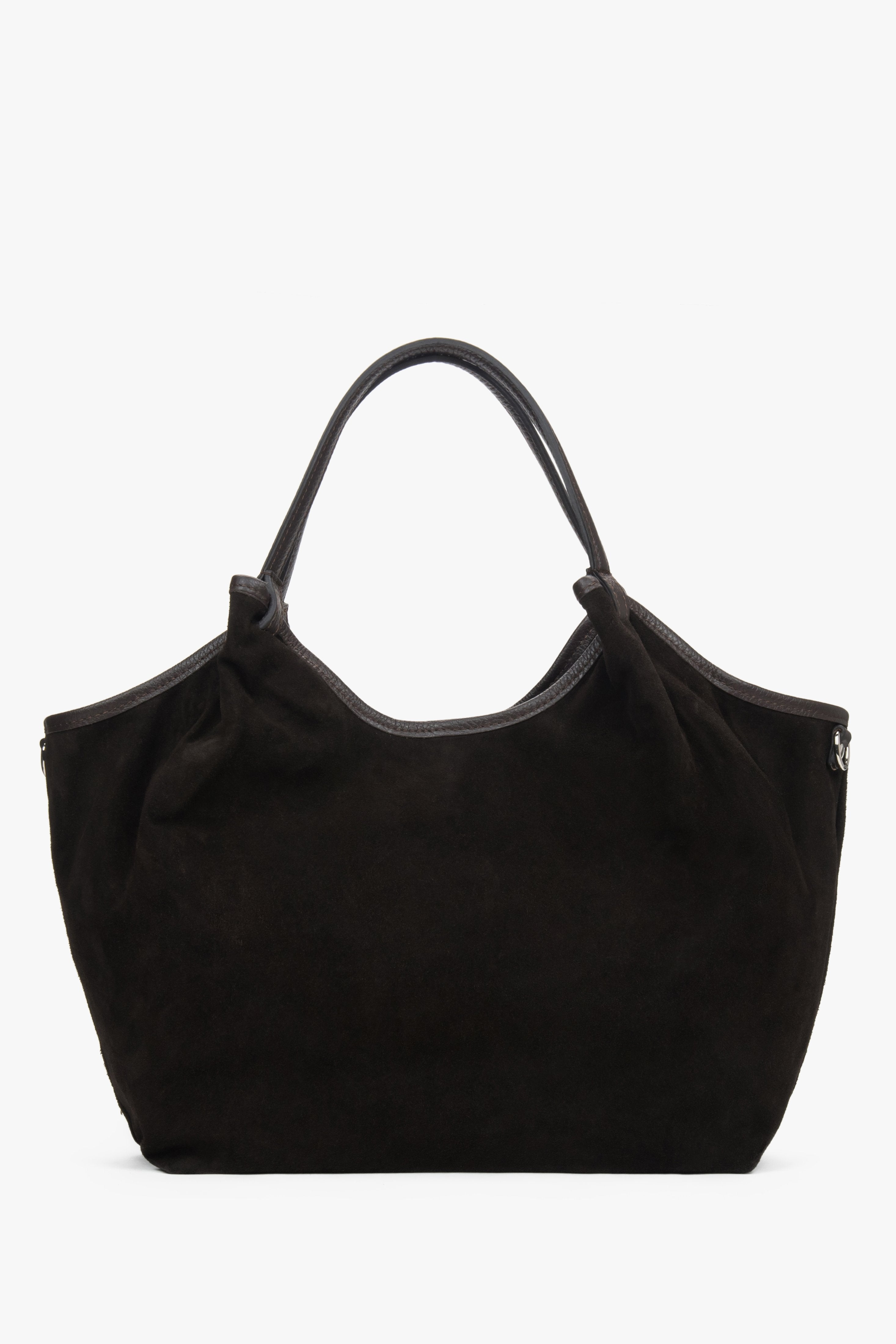 Alternative Frontansicht der edlen braunen Velours-Tasche zur Veranschaulichung der weichen Silhouette