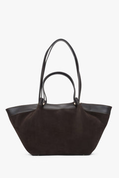 Rückwärtige Ansicht der weichen und flexiblen dunkelbraunen Schultertasche aus Velours