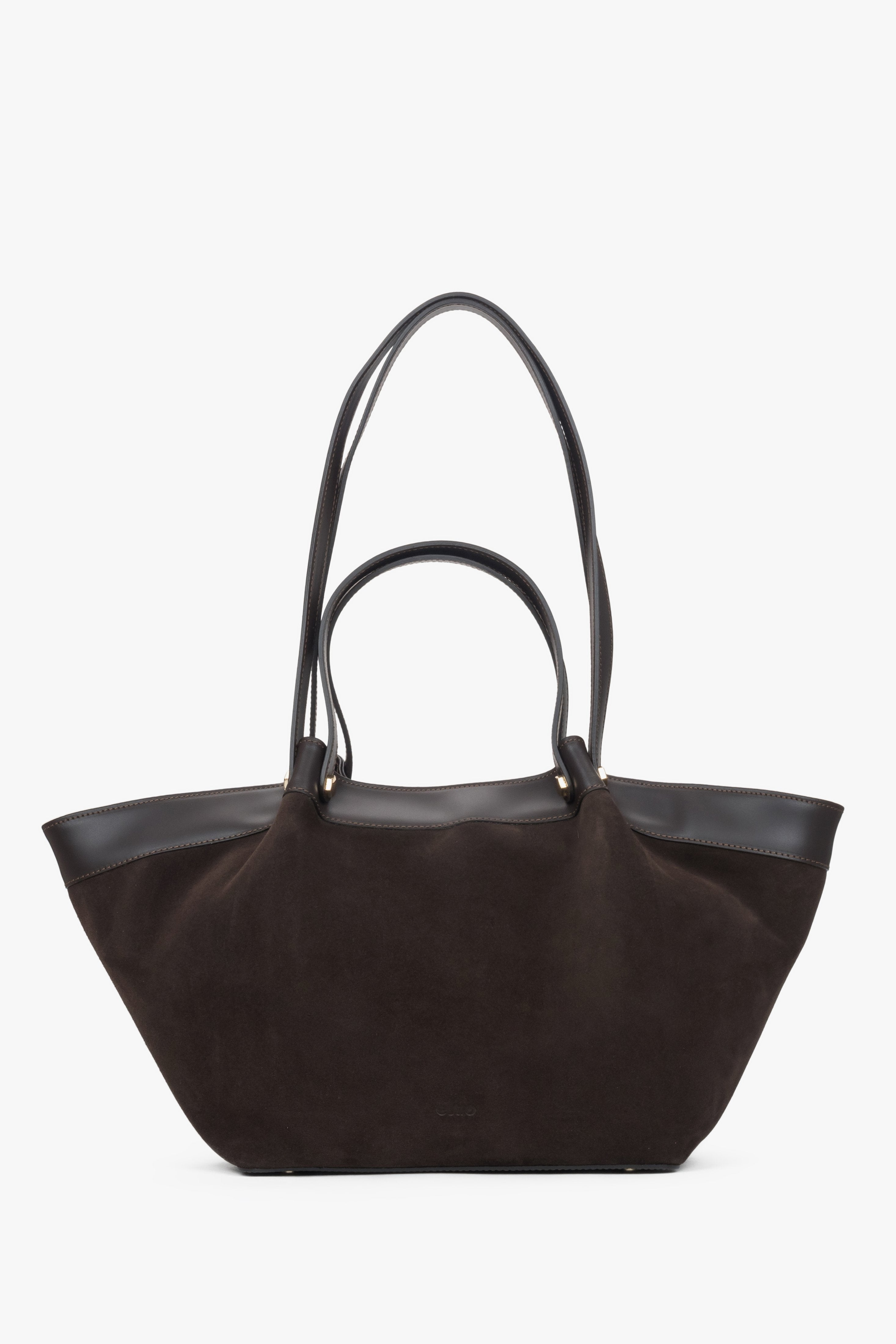 Rückwärtige Ansicht der weichen und flexiblen dunkelbraunen Schultertasche aus Velours