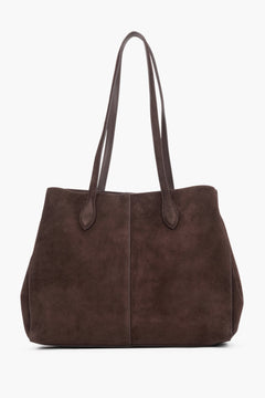 Braune Veloursleder-Shopper-Tasche schräg von vorne mit sichtbarer Innentasche