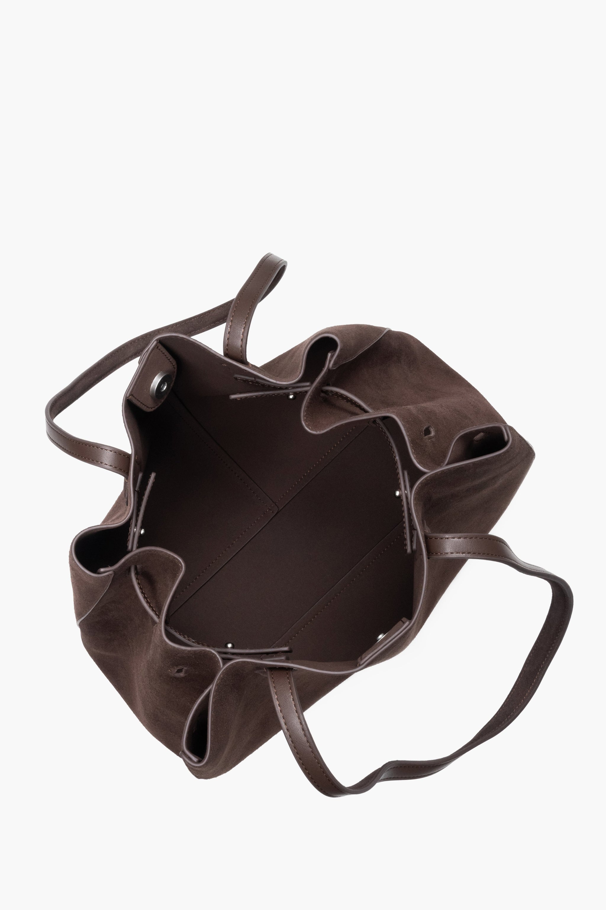 Detailansicht der abnehmbaren braunen Wildleder-Kosmetiktasche am Riemen
