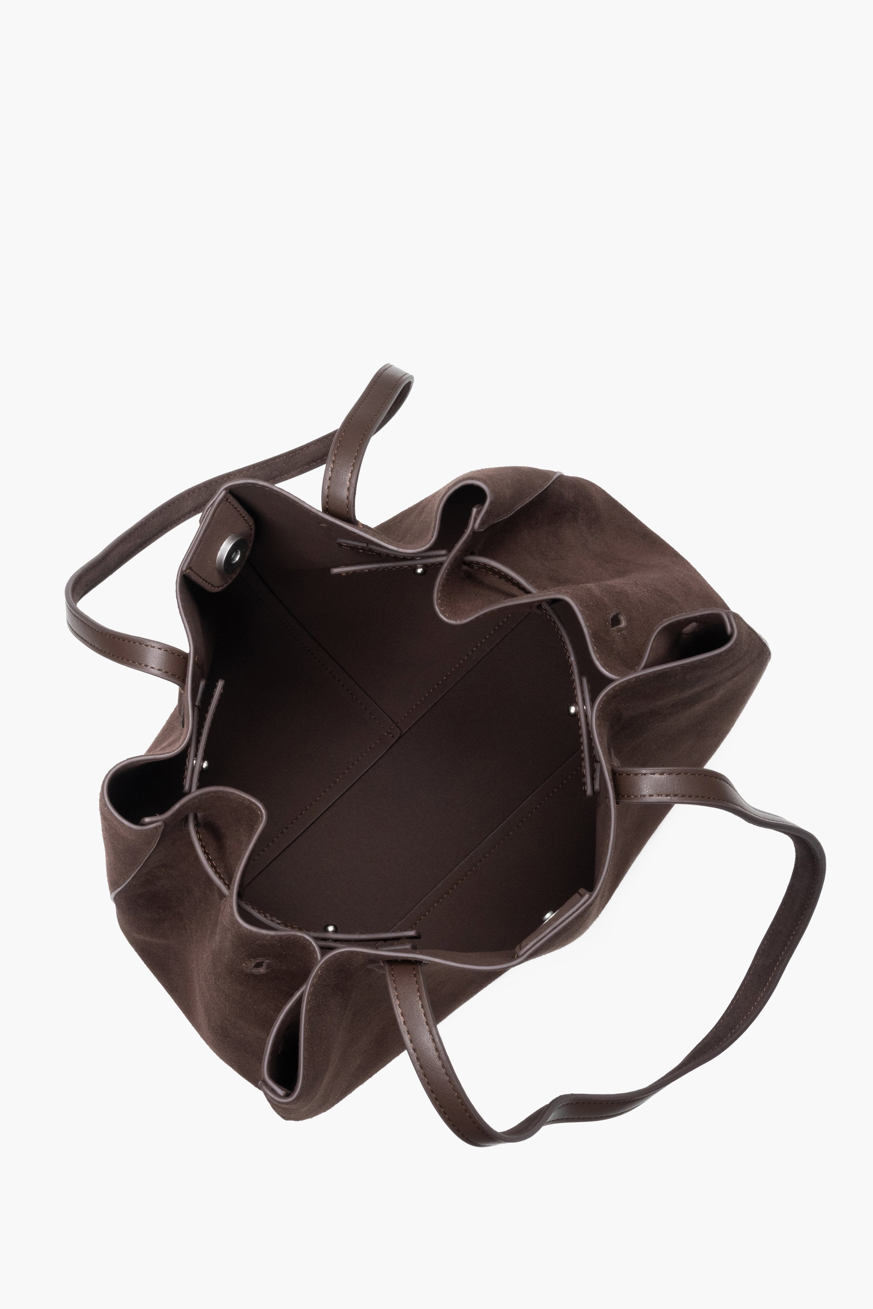 Detailansicht der abnehmbaren braunen Wildleder-Kosmetiktasche am Riemen
