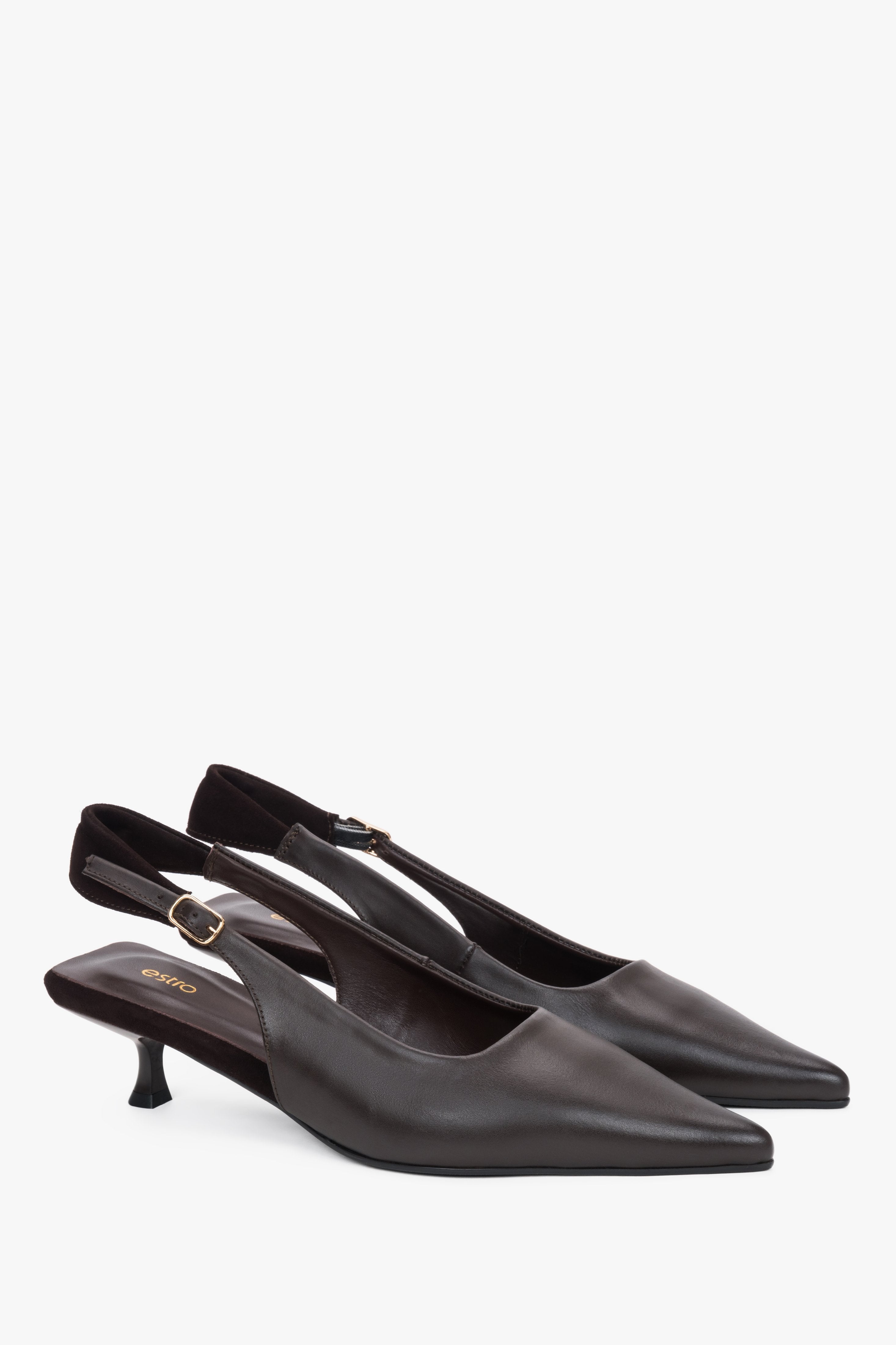 Dunkelbraune Damen-Slingback-Pumps aus Leder und Veloursleder in schräger Vorderansicht