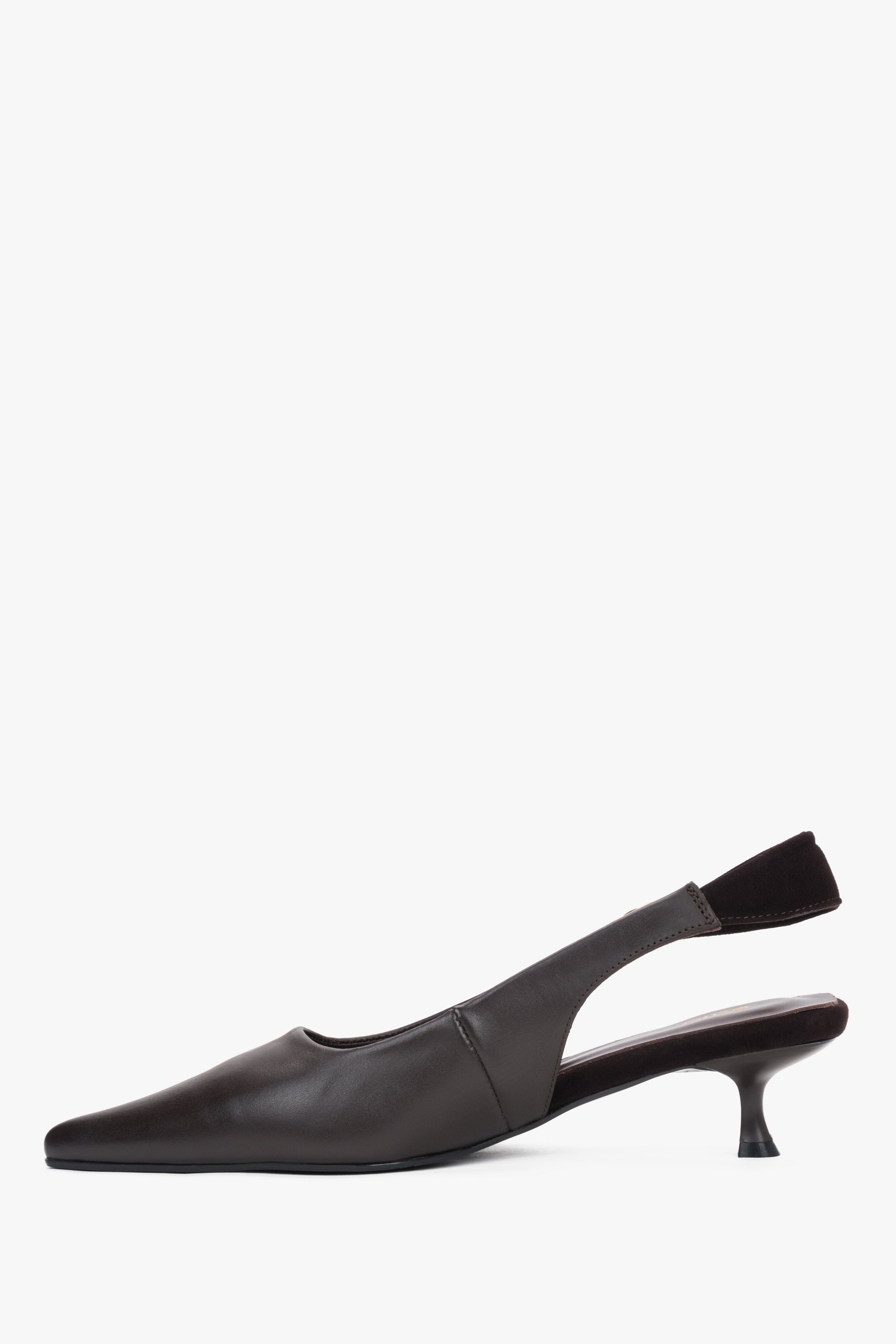 Dunkelbraune Damen-Slingback-Pumps aus Leder in seitlicher Profilansicht mit spitzer Schuhkappe