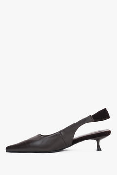 Dunkelbraune Damen-Slingback-Pumps aus Leder in seitlicher Profilansicht mit spitzer Schuhkappe