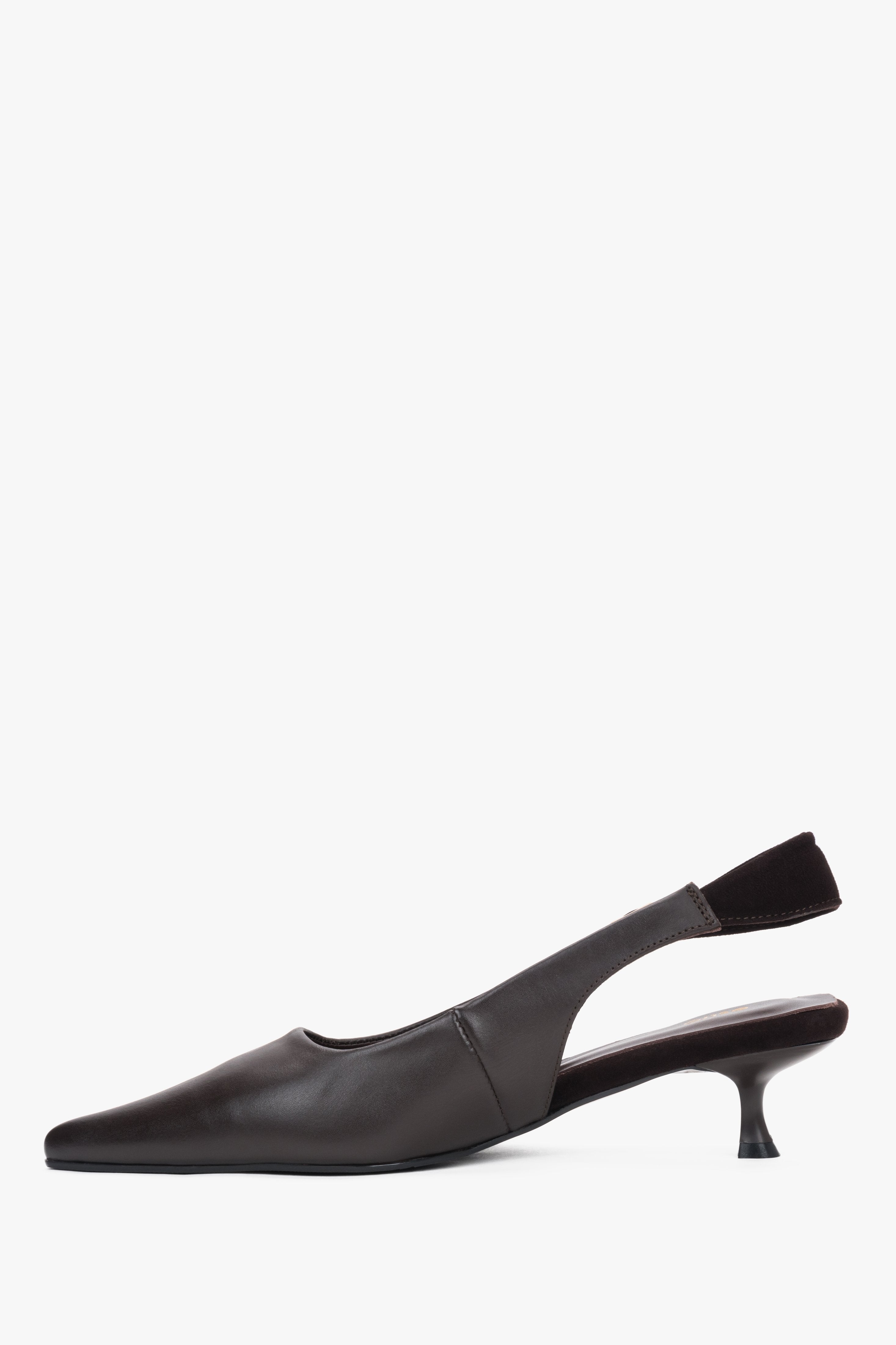 Dunkelbraune Damen-Slingback-Pumps aus Leder in seitlicher Profilansicht mit spitzer Schuhkappe