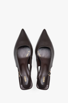 Dunkelbraune Damen-Slingback-Pumps aus Leder und Veloursleder von oben als Paar