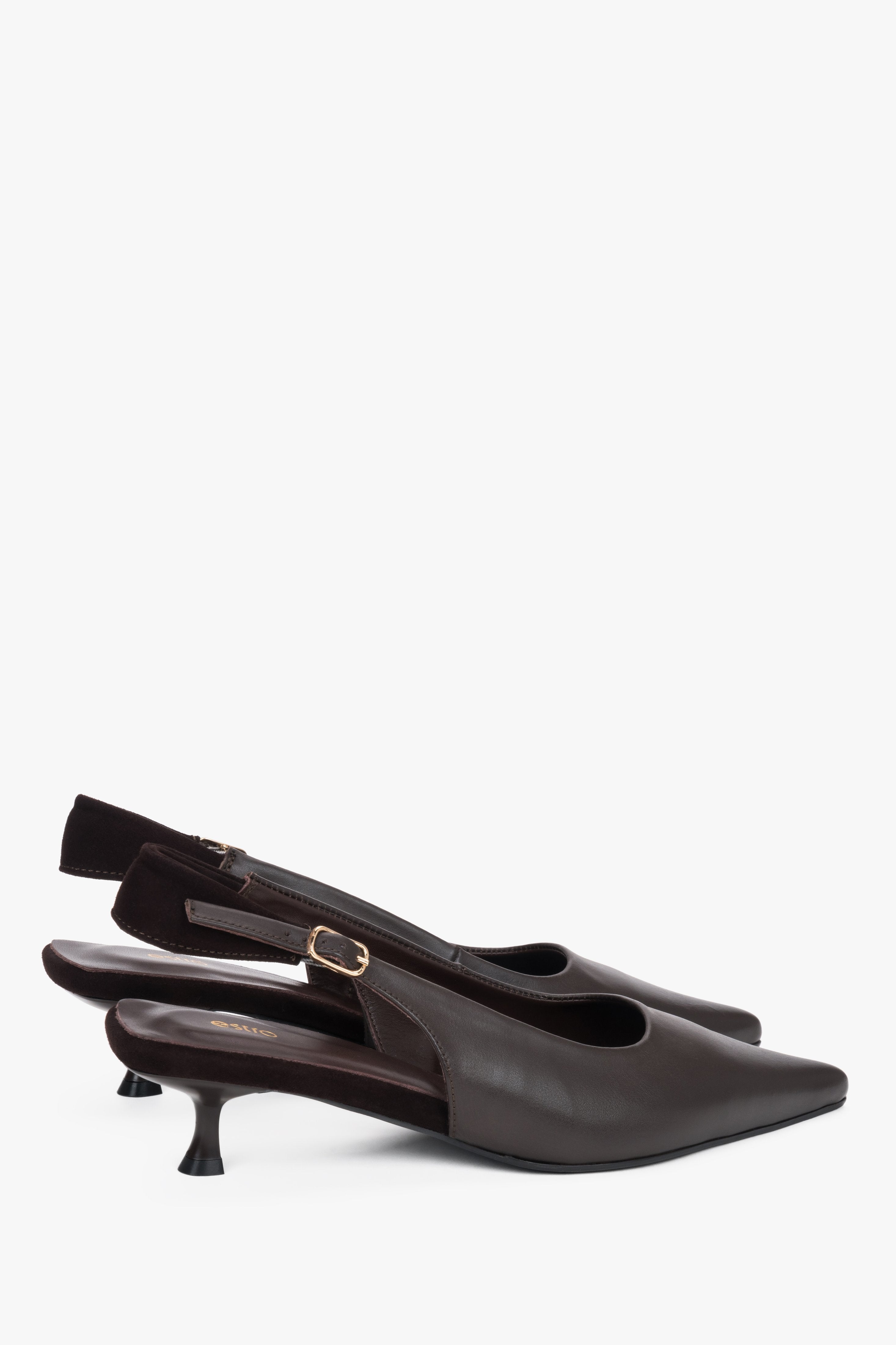 Dunkelbraune Damen-Slingback-Pumps aus Leder in schräger Seitenansicht mit offenem Fersenbereich