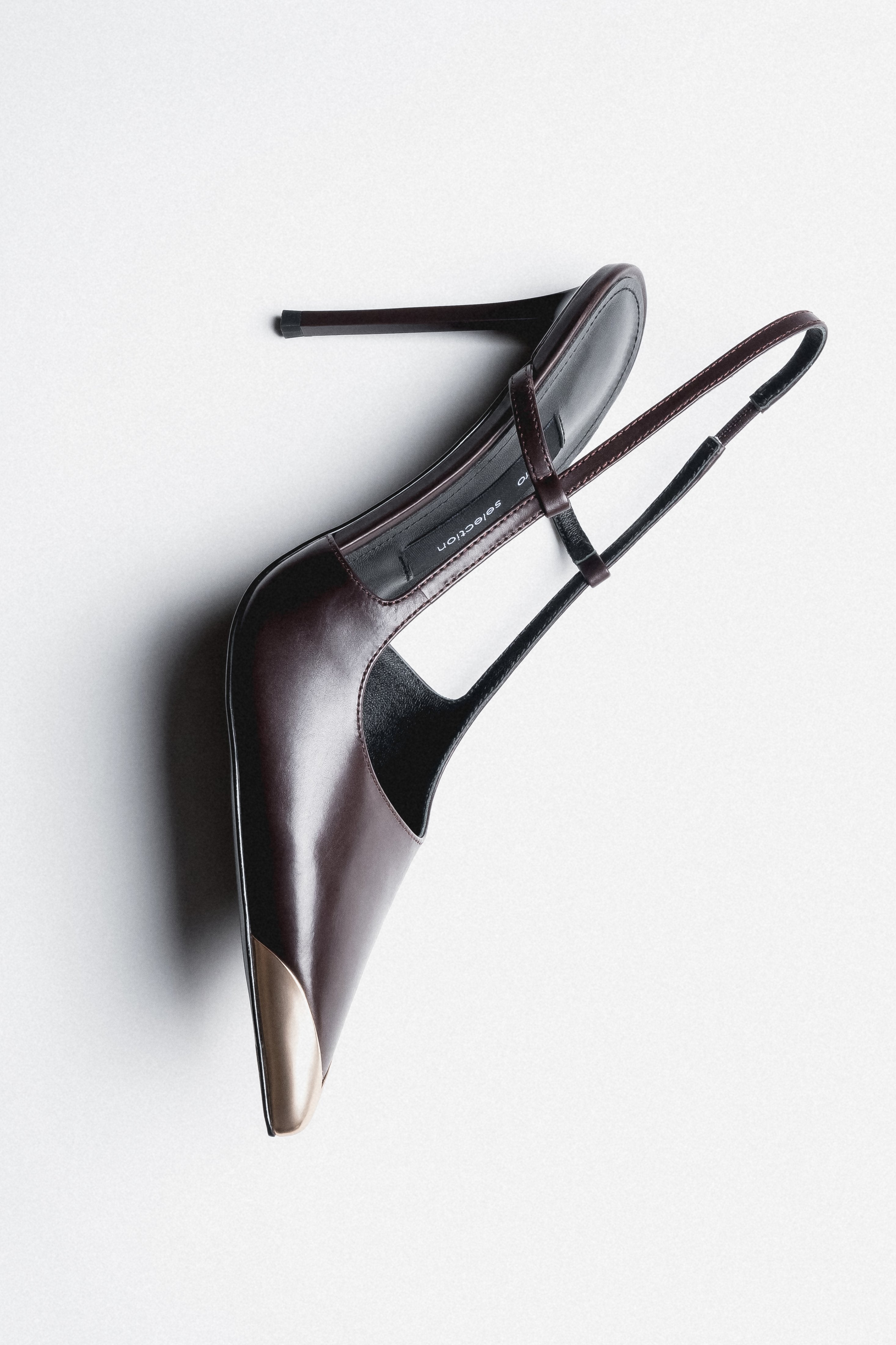 Dunkelbrauner Damen-Slingpumps aus Echtleder in seitlicher Ansicht mit goldfarbener Spitze