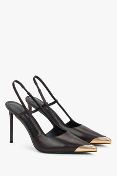 Dunkelbraune Damen-Slingpumps in schräger Vorderansicht mit offenem Fersenriemen