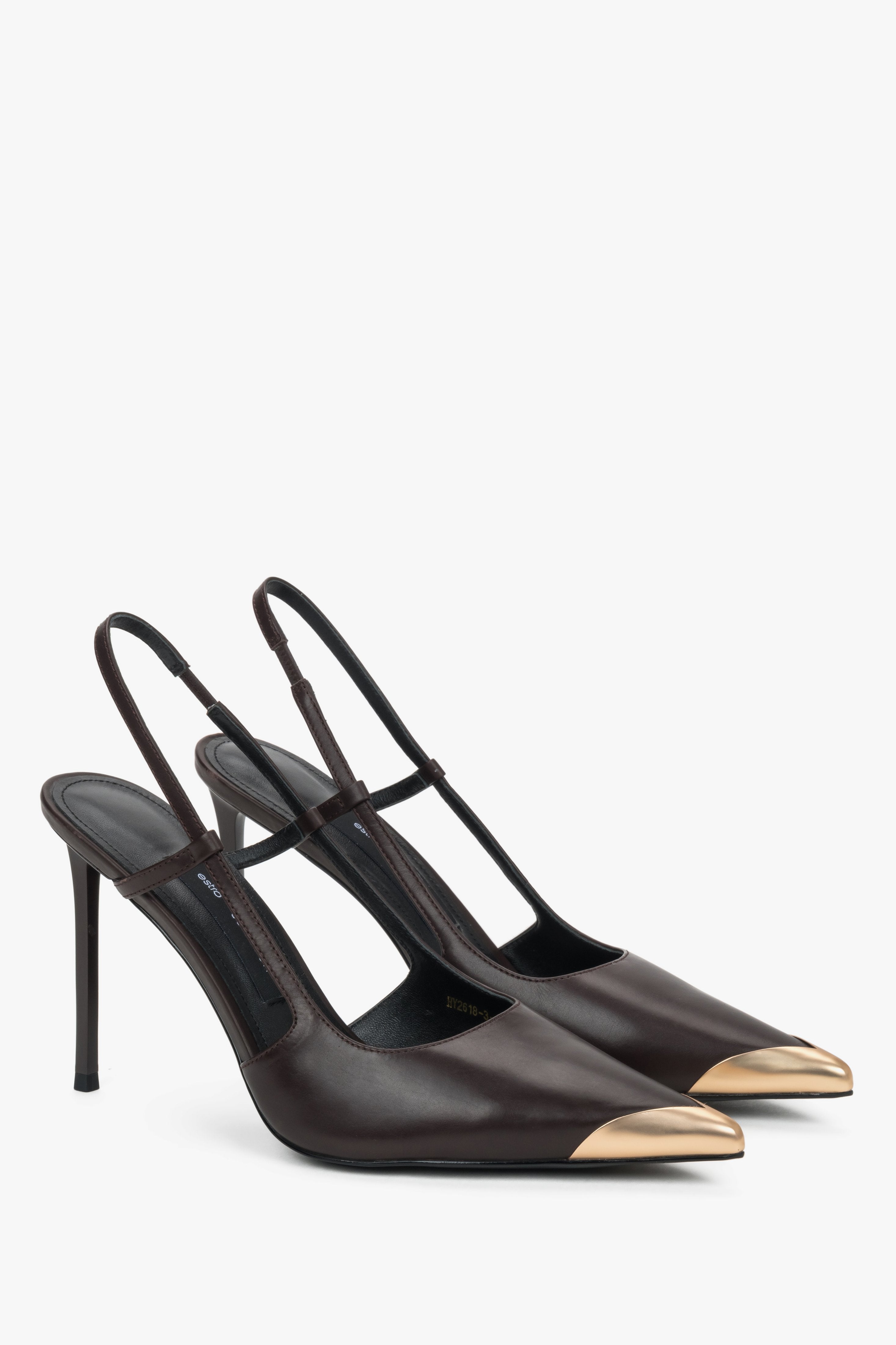 Dunkelbraune Damen-Slingpumps in schräger Vorderansicht mit offenem Fersenriemen