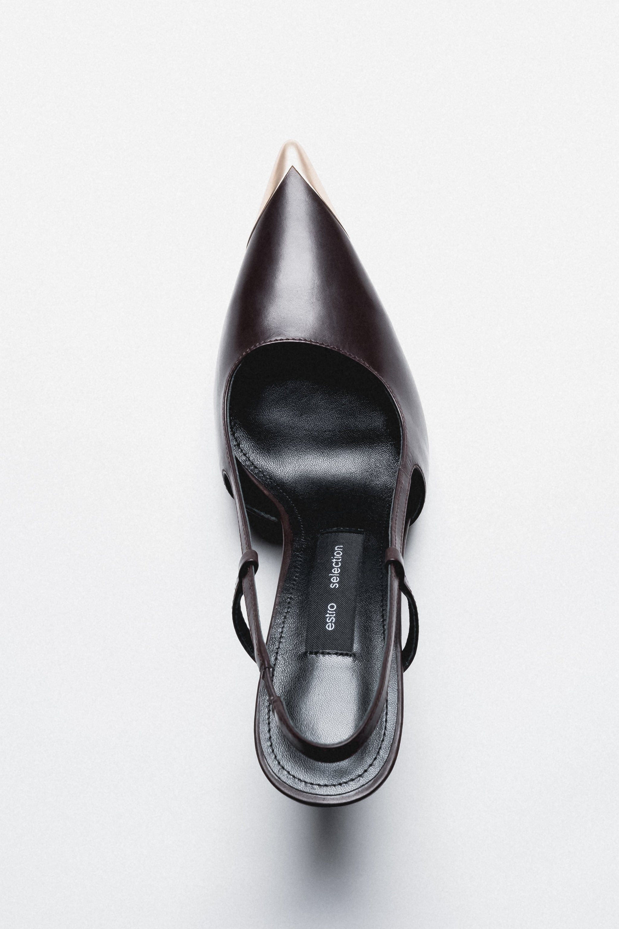 Dunkelbrauner Damen-Slingpumps von oben mit spitzer goldfarbener Schuhspitze