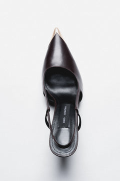 Dunkelbrauner Damen-Slingpumps von oben mit spitzer goldfarbener Schuhspitze