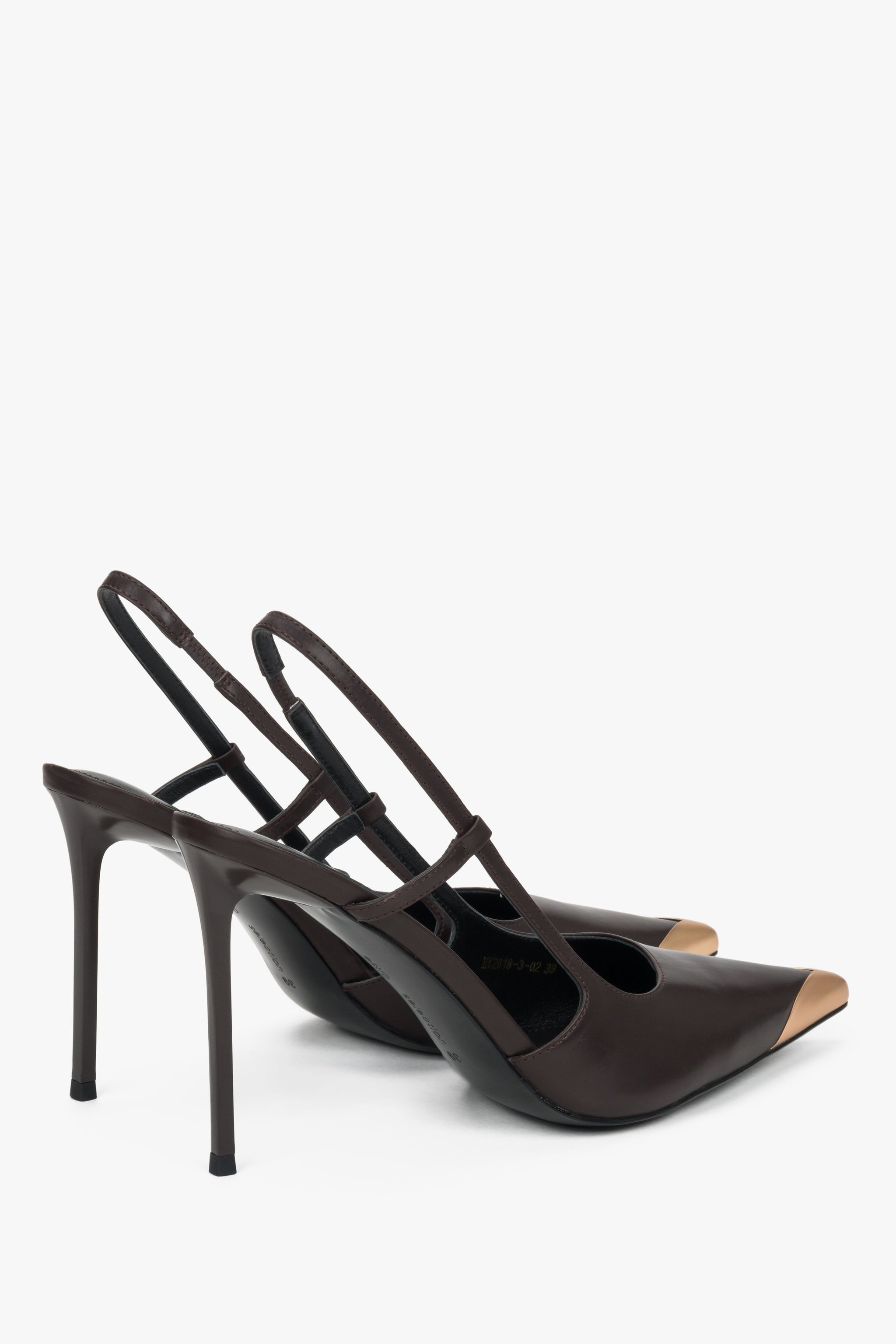 Dunkelbrauner Damen-Slingpumps aus Leder in seitlicher Ansicht mit Stilettoabsatz