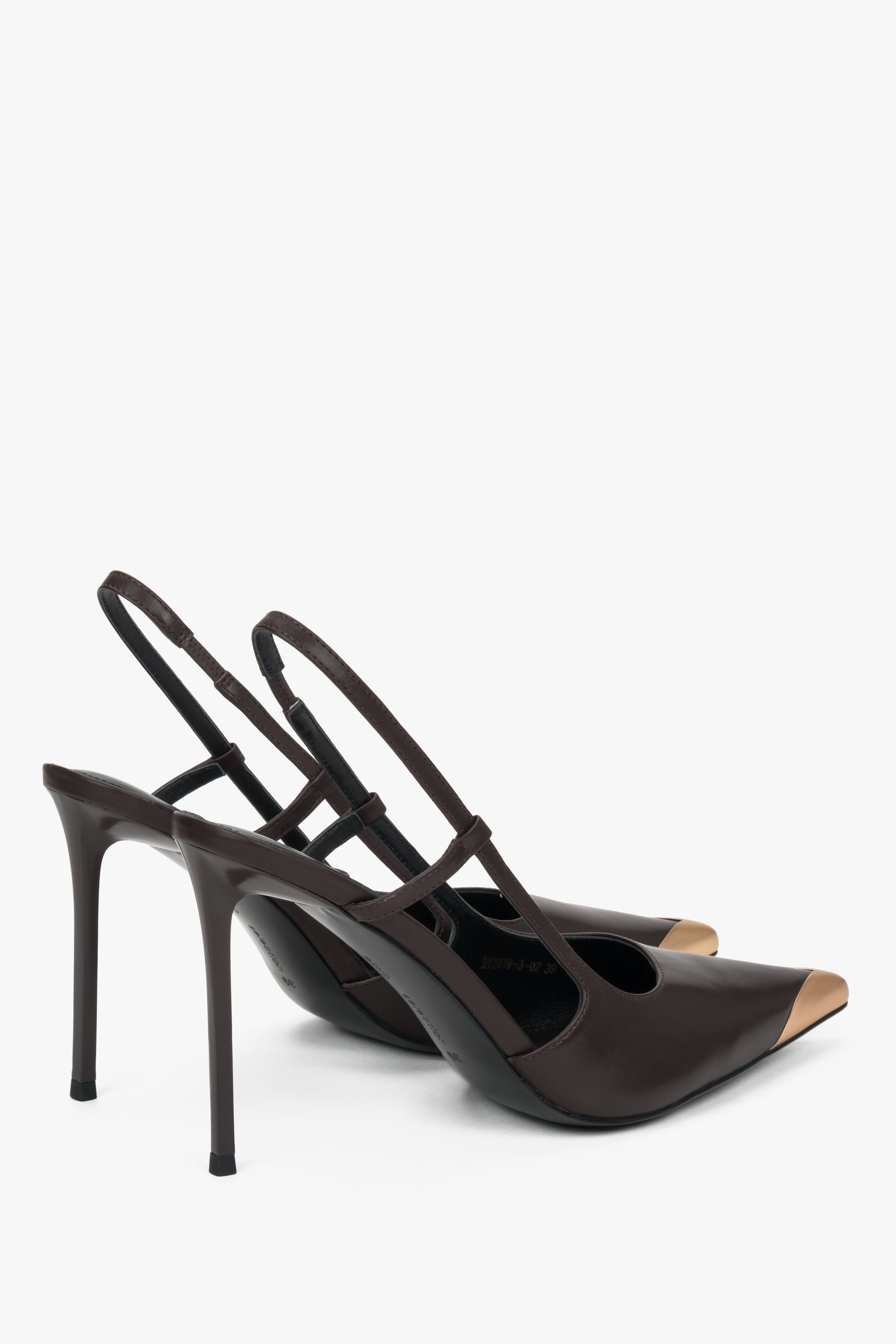 Dunkelbrauner Damen-Slingpumps aus Leder in seitlicher Ansicht mit Stilettoabsatz