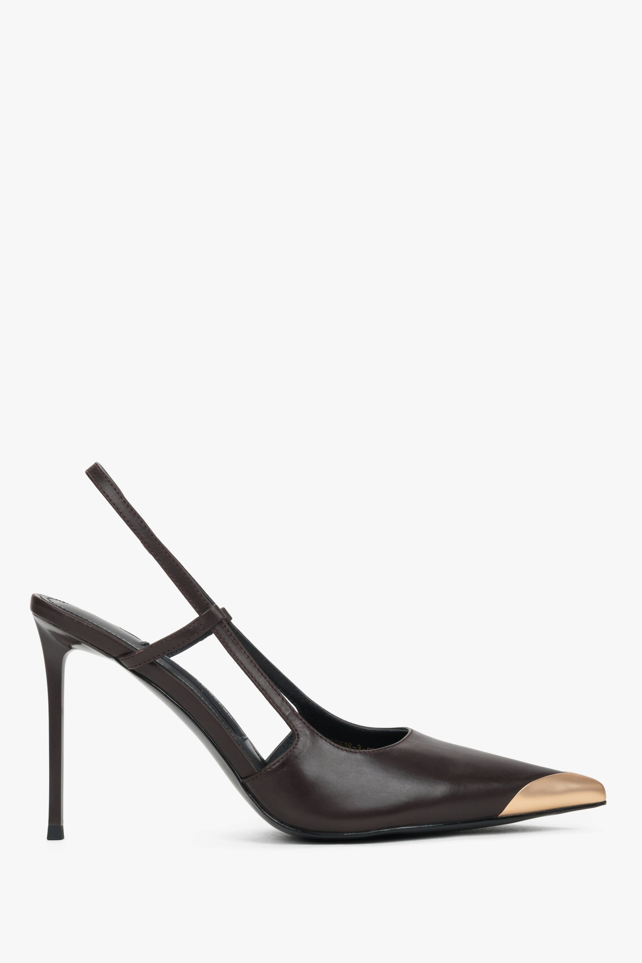 Dunkelbraune Damen-Slingpumps als Paar mit offenem Fersenriemen und goldfarbener Spitze