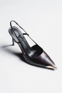 Dunkelbrauner Leder-Slingpumps in schräger Vorderansicht mit glänzender goldfarbener Spitze