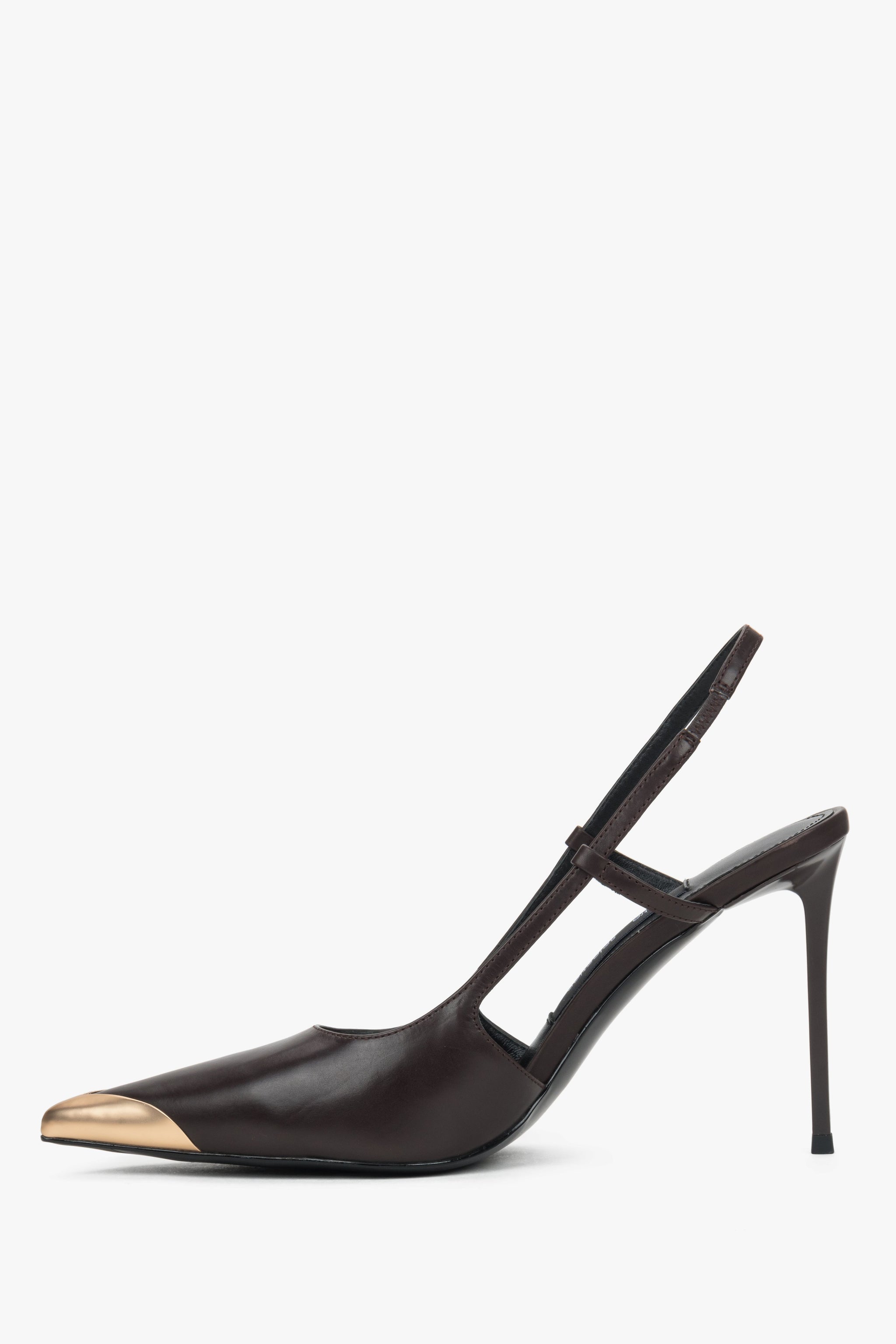 Dunkelbrauner Damen-Slingpumps in Seitenansicht mit hohem Stilettoabsatz