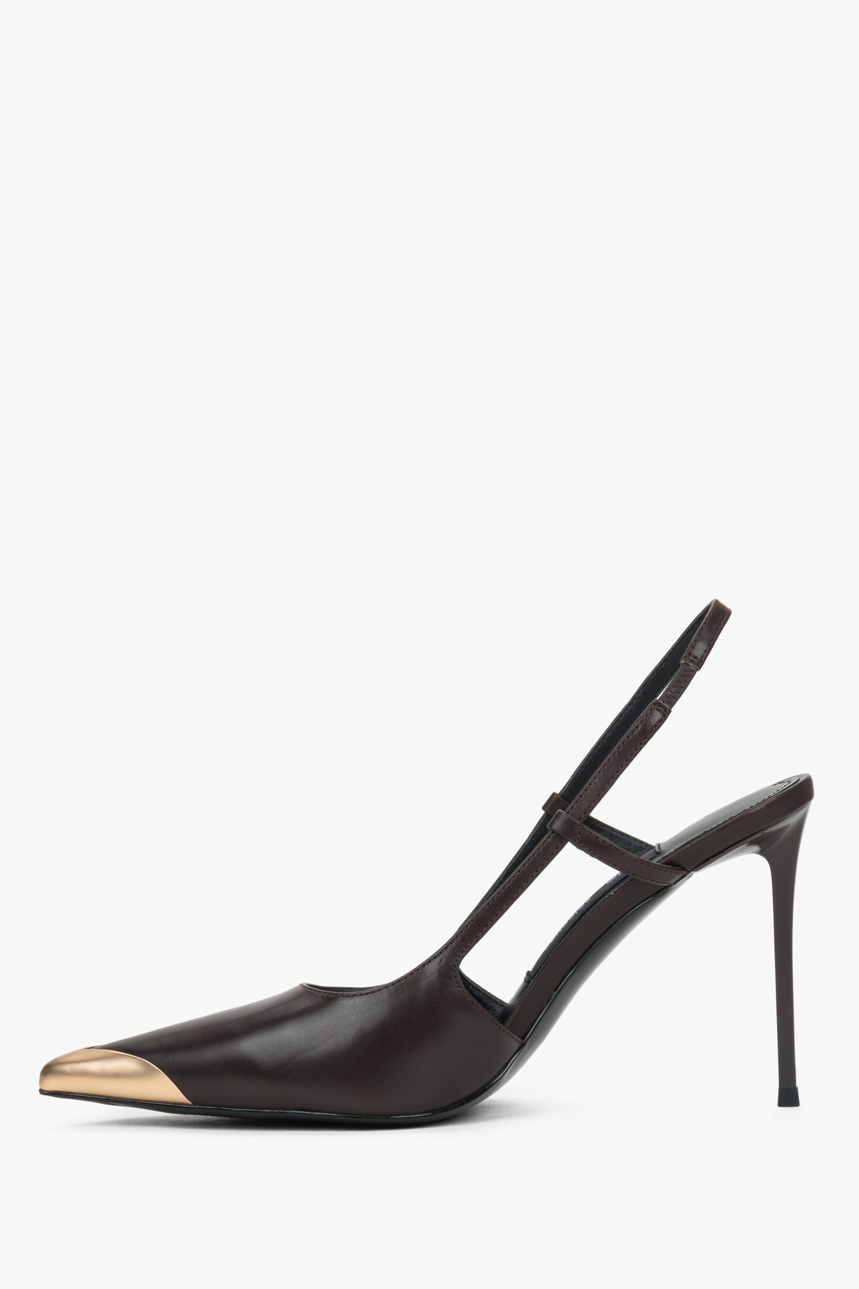 Dunkelbrauner Damen-Slingpumps in Seitenansicht mit hohem Stilettoabsatz