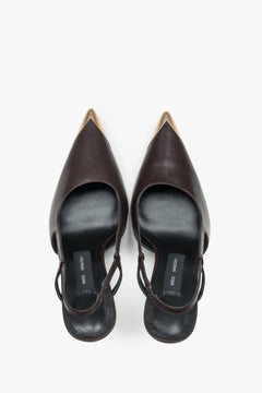 Dunkelbraune Damen-Slingpumps von oben als Paar mit Chevro-Lederdecksohle