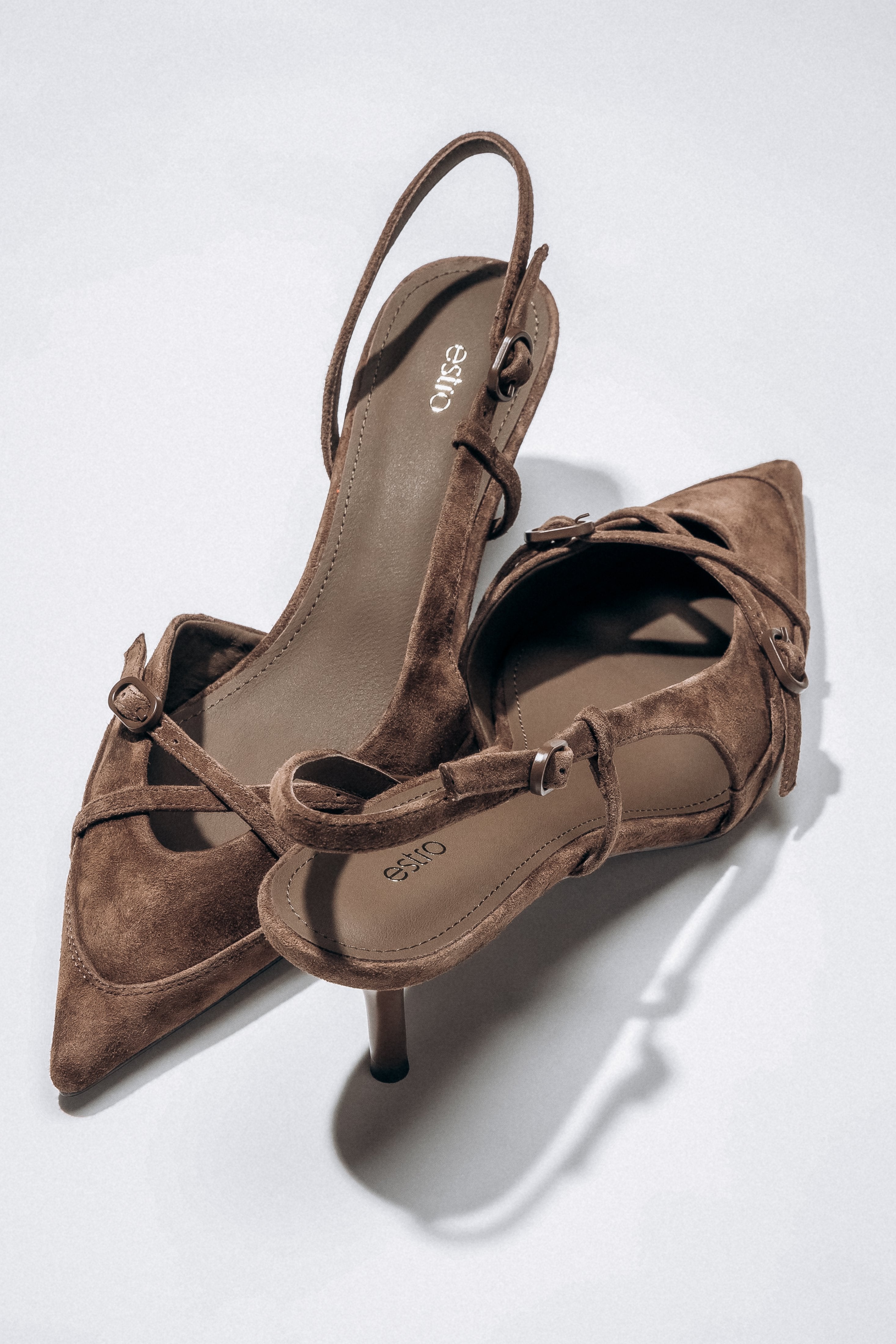 Dunkelbraune Damen-Slingpumps aus echtem Velours in schräger Vorderansicht mit gekreuzten Riemchen