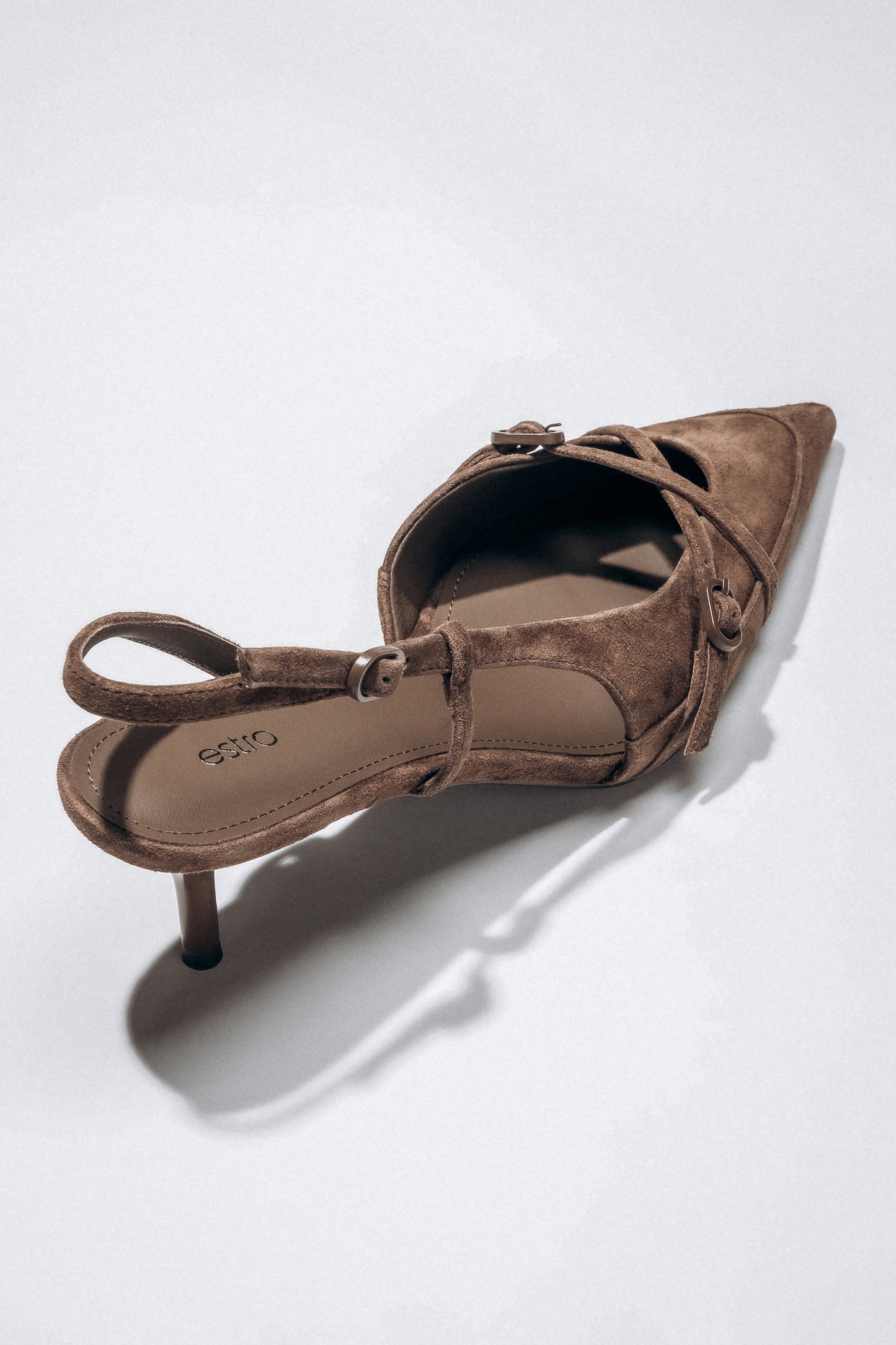 Dunkelbraune Damen-Slingpumps in schräger Ansicht mit offenem Fersenriemen