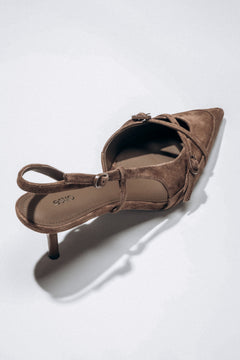 Dunkelbraune Damen-Slingpumps in schräger Ansicht mit offenem Fersenriemen